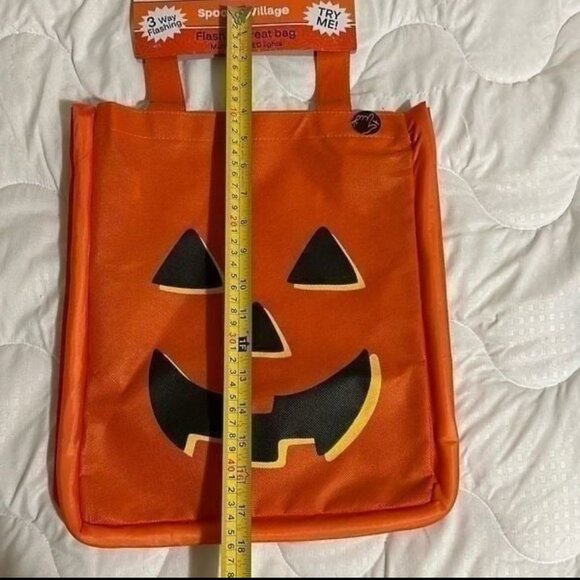 SPOOKY VILLAGE LED TREAT BAG- HALLOWEEN - BLINKING LIGHTS - NEW - Picture 4 of 4